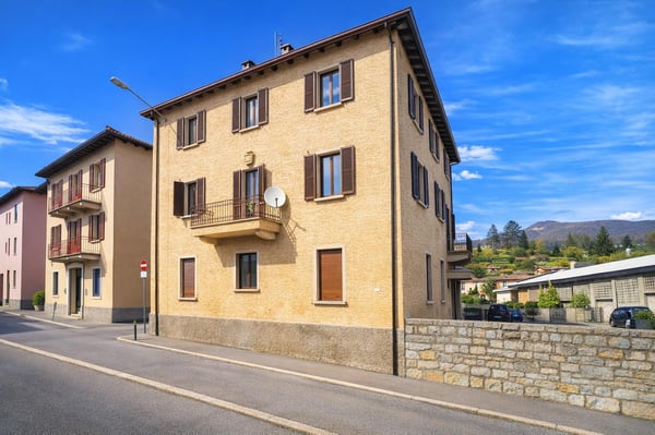Stabile con 3 appartamenti di 3 locali, uso ufficio, a reddito 1