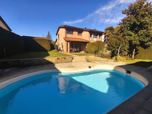 Villa 5,5 locali con piscina riscaldata, giardino privato e ampi spazi 1