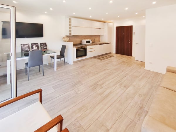 Raffinato 1,5 locali ristrutturato con balcone e cucina nuova. 2
