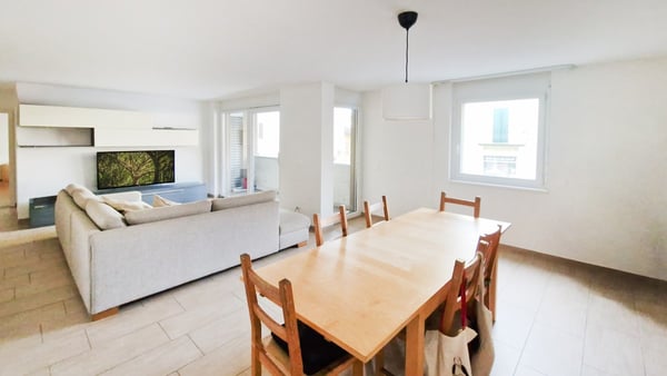 Elegante ampio 3,5 con balcone coperto e posteggio in autorimessa 2