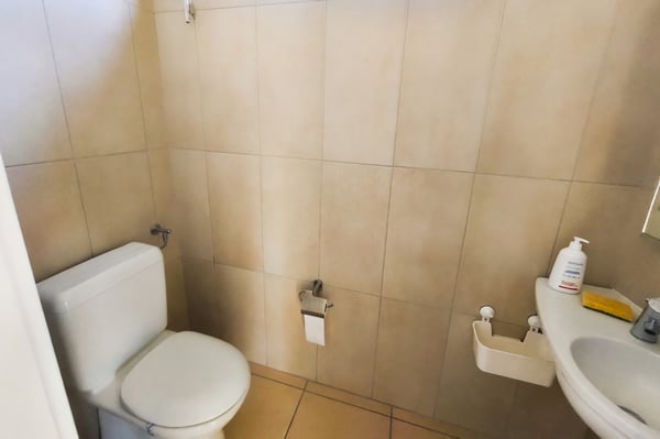 Spazio commerciale 70 mq su strada di passaggio con 4 posteggi 6