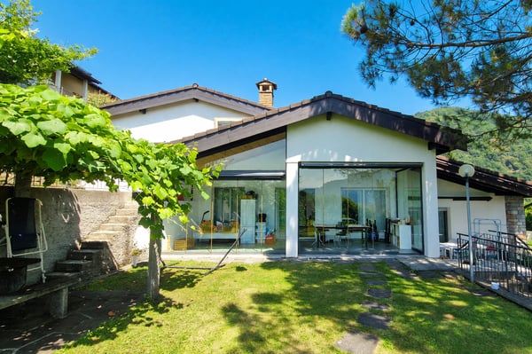 Casa unifamiliare 6,5 locali di 190 mq con giardino privato e veranda 1