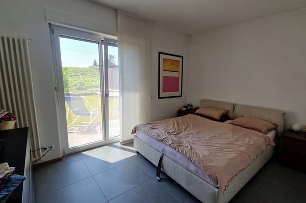 Casa unifamiliare 6,5 locali di 190 mq con giardino privato e veranda 10