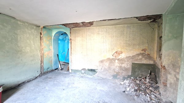 Affascinante casa di nucleo con licenza edilizia già approvata 10