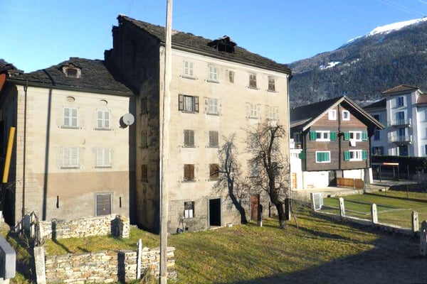 Interessante casa d'epoca da ristrutturare su cinque livelli. 1