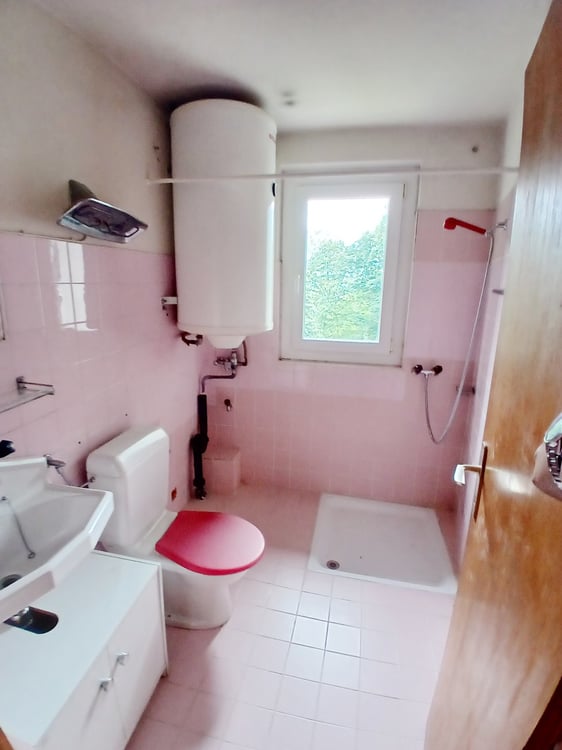 Grotto 6,5 con spazio ristorazione, camere e grande terreno. 10