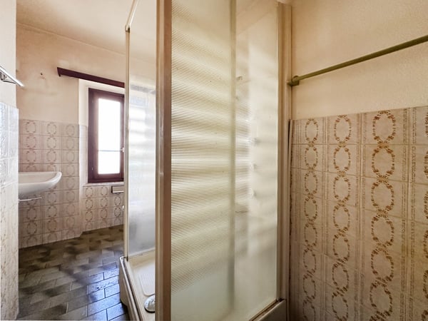 Affascinante casa bifamiliare ticinese da riattare con due unità 3,5 10
