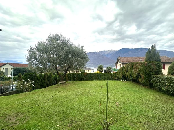 Casa unifamiliare 4,5 locali con ampio giardino recintato a Camorino 11