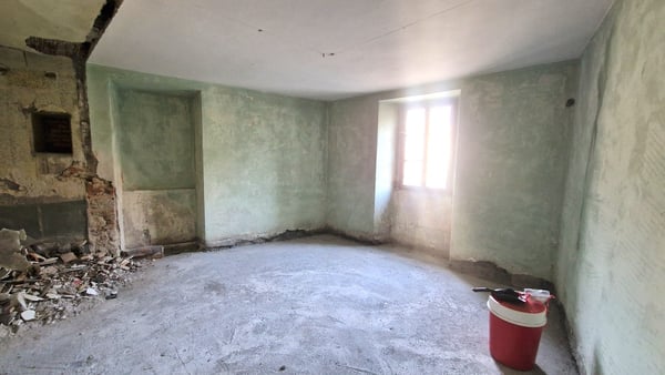 Affascinante casa di nucleo con licenza edilizia già approvata 11