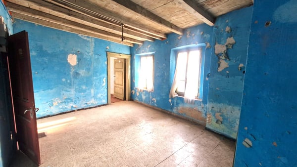 Affascinante casa di nucleo con licenza edilizia già approvata 9