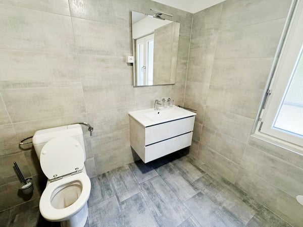 Casa bifamiliare di reddito con due appartamenti e spazio magazzino. 6