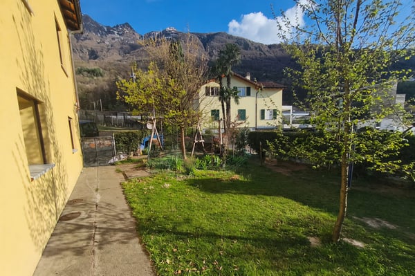 Graziosa villetta 5,5 con ampio giardino e grottino con camino 2