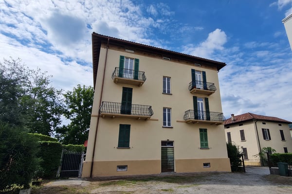 Bel 3,5 in posizione strategica con doppio balcone e due posteggi 3