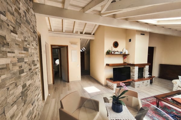 Elegante 4,5 vista lago ristrutturato con giardino privato a Capolago 2