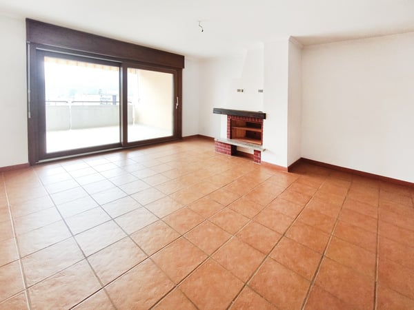 Ultimo piano 4,5 ristrutturato con terrazzi e scorcio sul lago 1