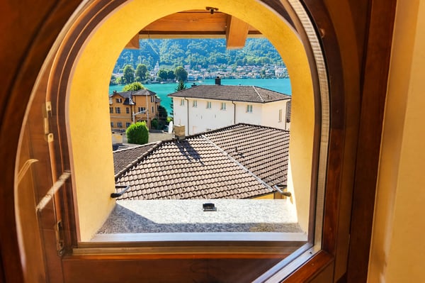 Elegante 4,5 vista lago ristrutturato con giardino privato a Capolago 12
