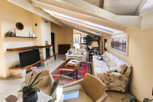 Elegante 4,5 vista lago ristrutturato con giardino privato a Capolago 3