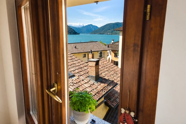 Elegante 4,5 vista lago ristrutturato con giardino privato a Capolago 13