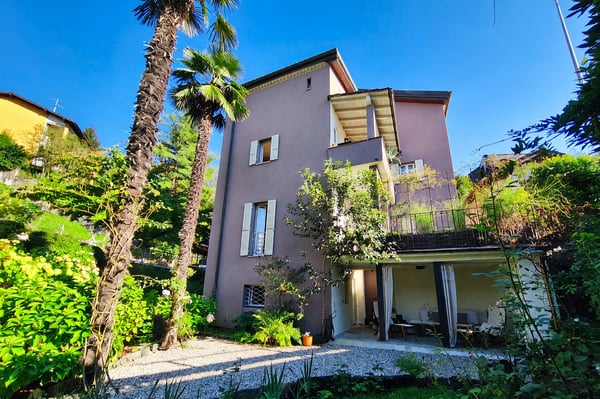 Casa bifamiliare 7 locali ristrutturata con giardino a Davesco