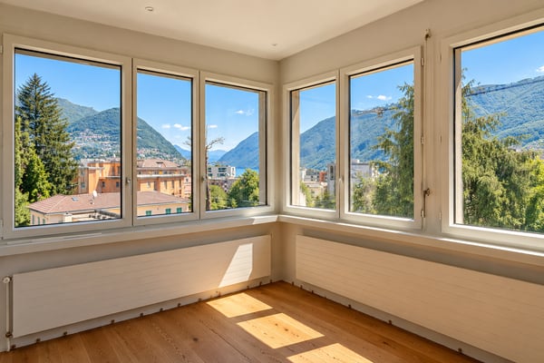 Prestigioso 5,5 ristrutturato in alto standing con terrazzo vista lago 1