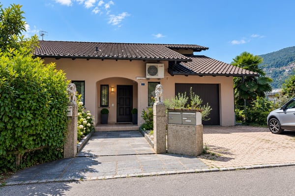 Casa plurifamiliare dalle mille possibilità con vista lago e giardino 10