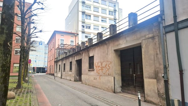 Palazzina a reddito centrale da riattare con licenza approvata. 3