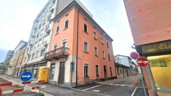 Palazzina a reddito centrale da riattare con licenza approvata. 1