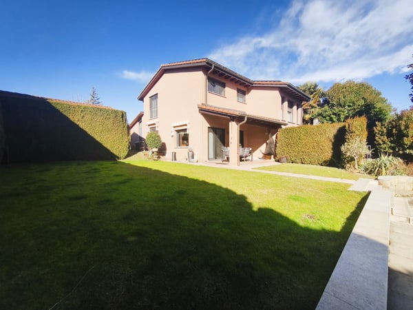 Villa 4.5 locali con piscina riscaldata, giardino privato e ampi spazi 16