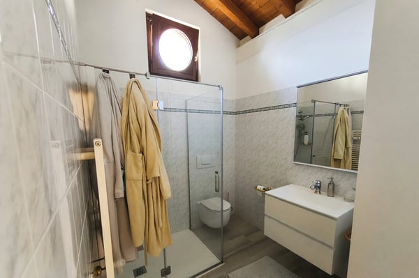 Elegante 4,5 vista lago ristrutturato con giardino privato a Capolago 14
