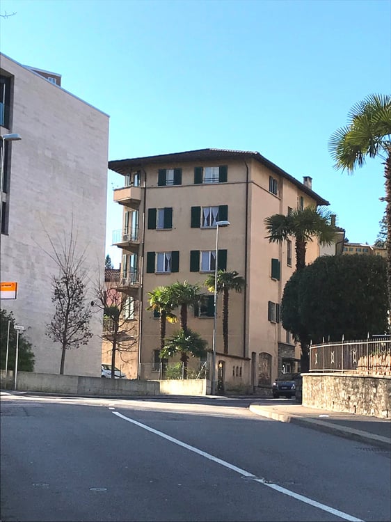 Luminoso appartamento di 5 locali con balcone a Lugano 1