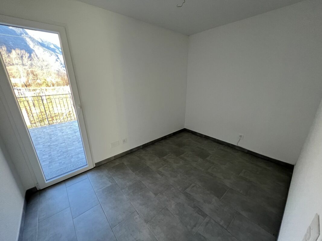 Moderna casa bifamiliare individuale, di 4.5 +3.5 locali con ampio giardino