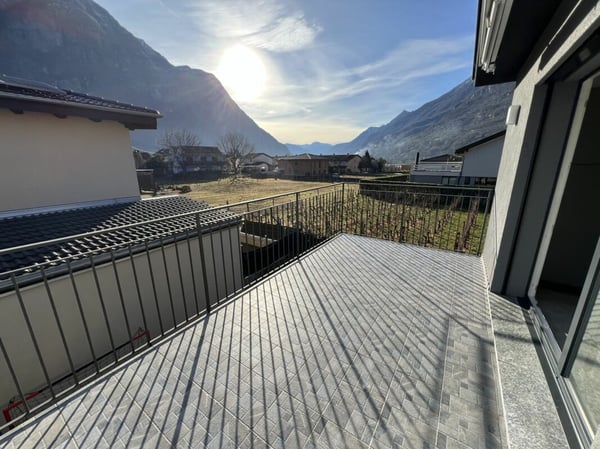 Moderna casa bifamiliare individuale, di 4.5 +3.5 locali con ampio giardino 12