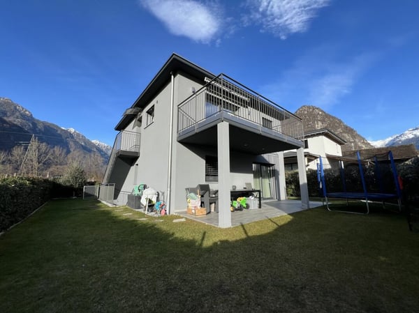 Moderna casa bifamiliare individuale, di 4.5 +3.5 locali con ampio giardino 1