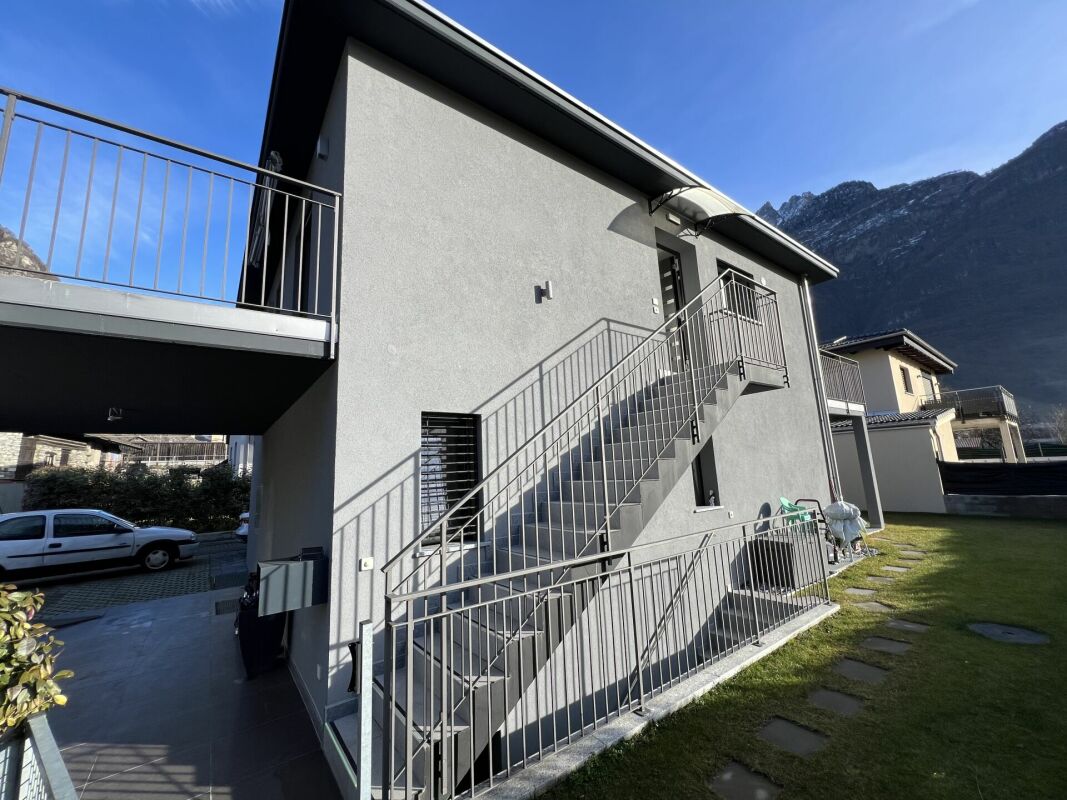 Moderna casa bifamiliare individuale, di 4.5 +3.5 locali con ampio giardino