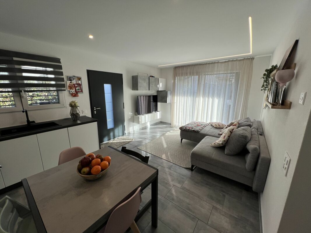Moderna casa bifamiliare individuale, di 4.5 +3.5 locali con ampio giardino
