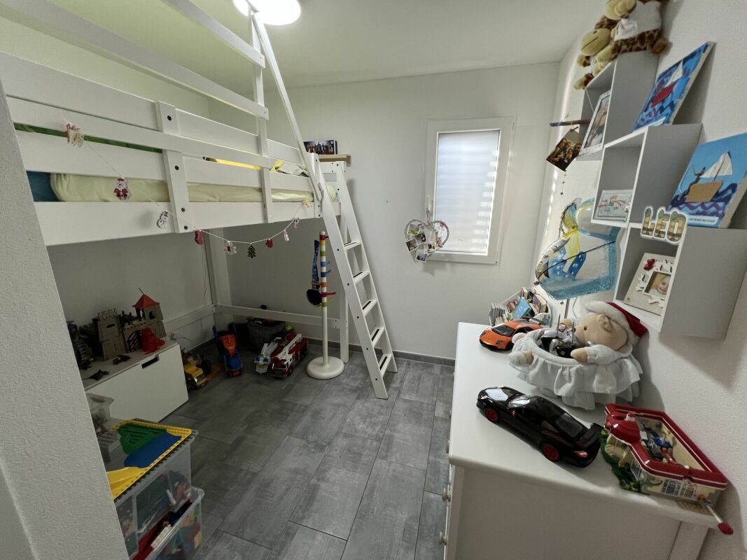 Moderna casa bifamiliare individuale, di 4.5 +3.5 locali con ampio giardino