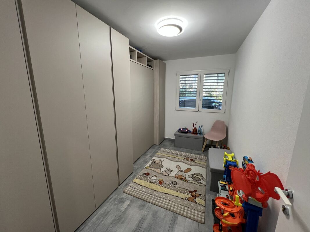 Moderna casa bifamiliare individuale, di 4.5 +3.5 locali con ampio giardino