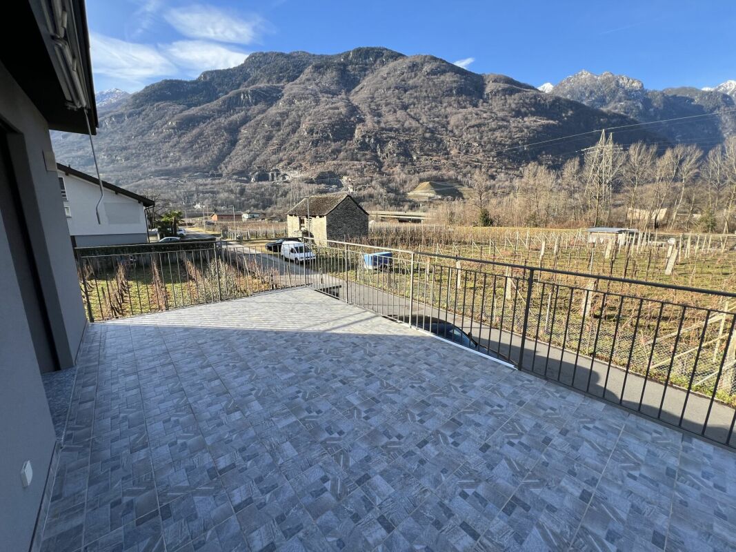 Moderna casa bifamiliare individuale, di 4.5 +3.5 locali con ampio giardino