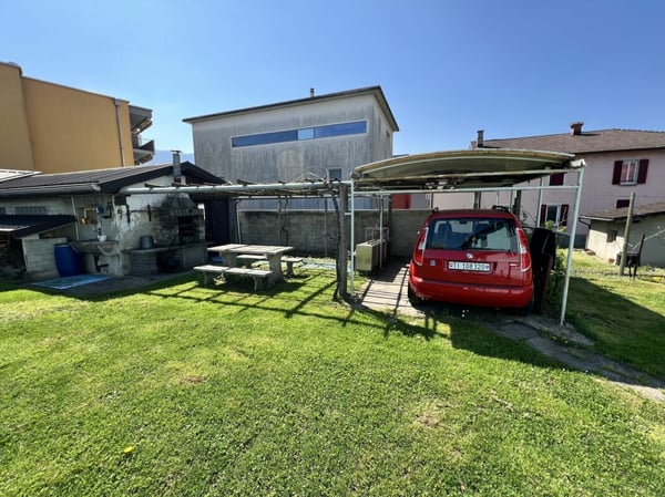 Casa Bifamiliare di 2.5+5.5 locali con terreno 18