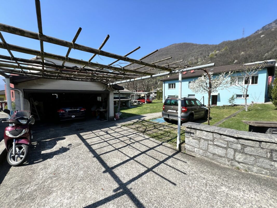 Casa Bifamiliare di 2.5+5.5 locali con terreno