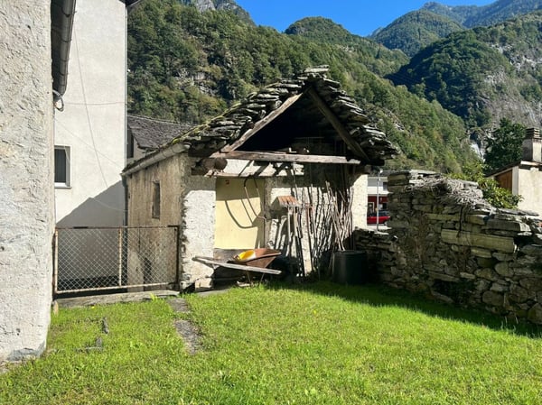 Casa di 1 locali + spazio commerciale + rustico + terreno 30