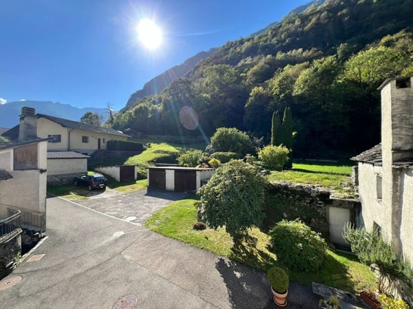 Casa di 1 locali + spazio commerciale + rustico + terreno 27