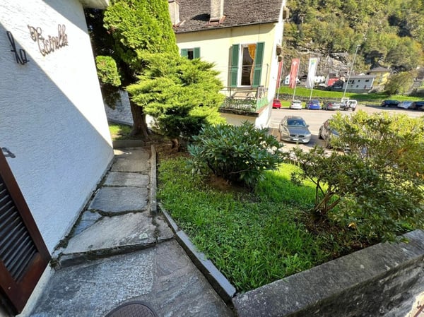 Casa di 1 locali + spazio commerciale + rustico + terreno 16