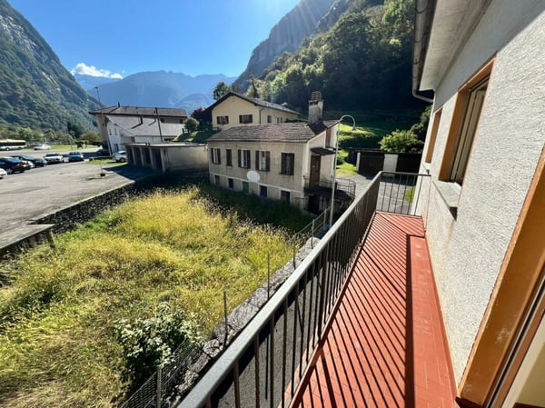 Casa di 1 locali + spazio commerciale + rustico + terreno 7