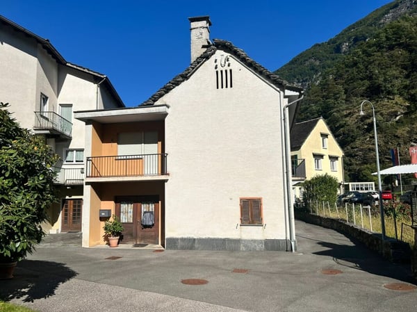 Casa di 1 locali + spazio commerciale + rustico + terreno 1