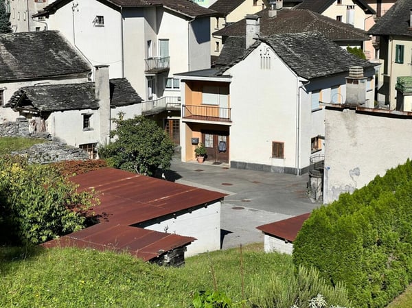 Casa di 1 locali + spazio commerciale + rustico + terreno 2