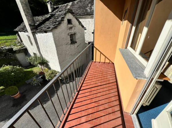 Casa di 1 locali + spazio commerciale + rustico + terreno 11