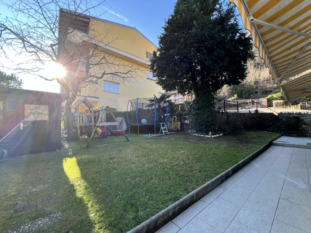 Casa Uni-bifamilare di 3.5 + 3.5 locali con giardino