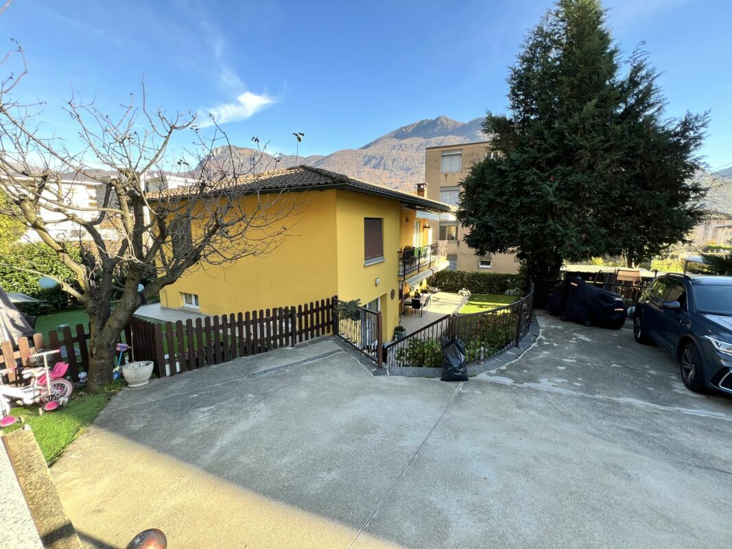 Casa Uni-bifamilare di 3.5 + 3.5 locali con giardino