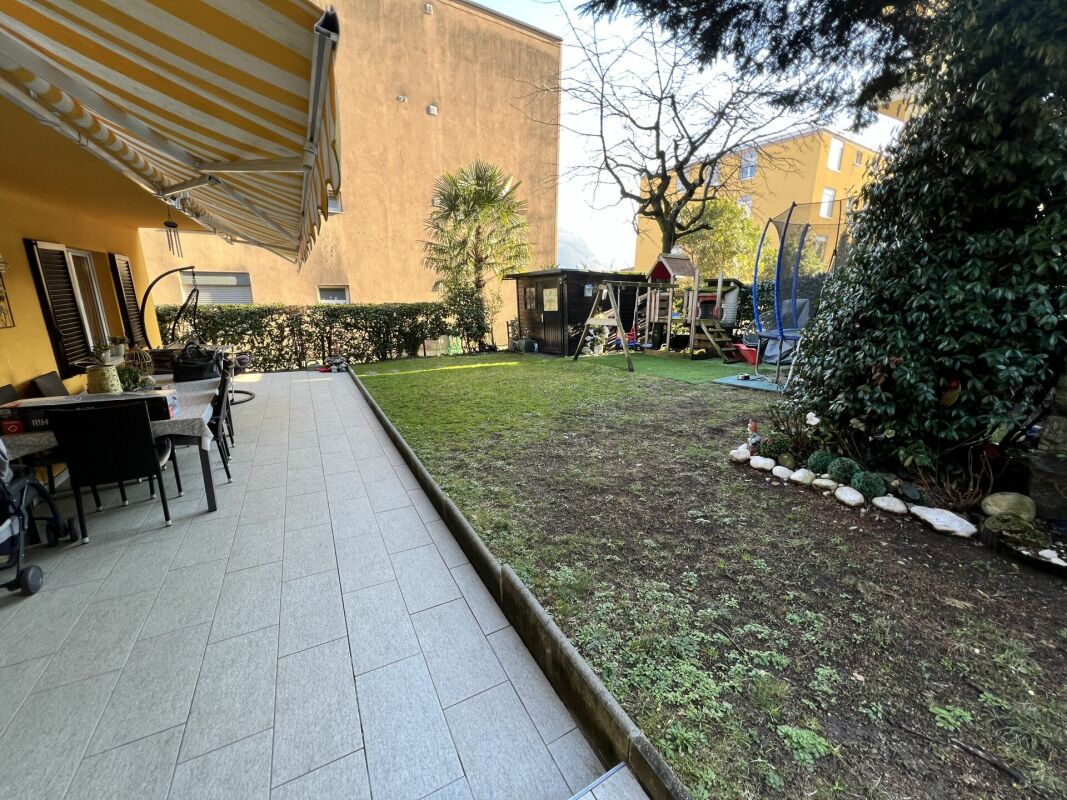 Casa Uni-bifamilare di 3.5 + 3.5 locali con giardino